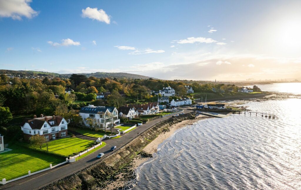 Beautiful coastal homes along the Cultra coastline
